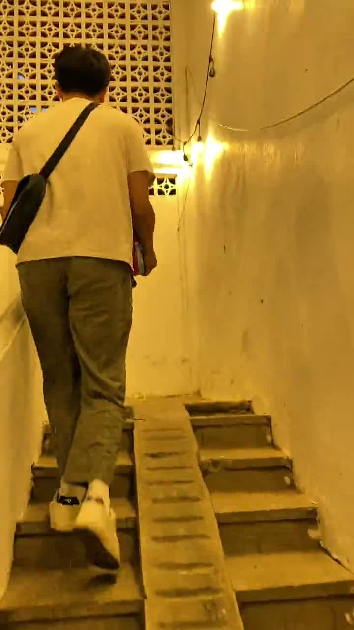 Cầu thang thật dẫn lên tầng 2